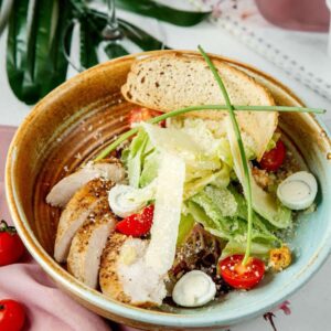 Salátek s husím prsíčkem, bagetka